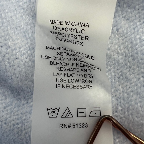 NWT Vince Camuto Blue V-Neck Sweater Size Medium Women’s - Picture 5 of 5